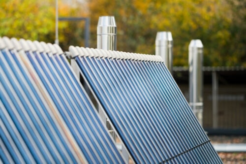Außenaufnahme - es ist eine sogenannte Solarthermieanlage zu sehen, dabei handelt es sich um Solarröhrenkollektoren.